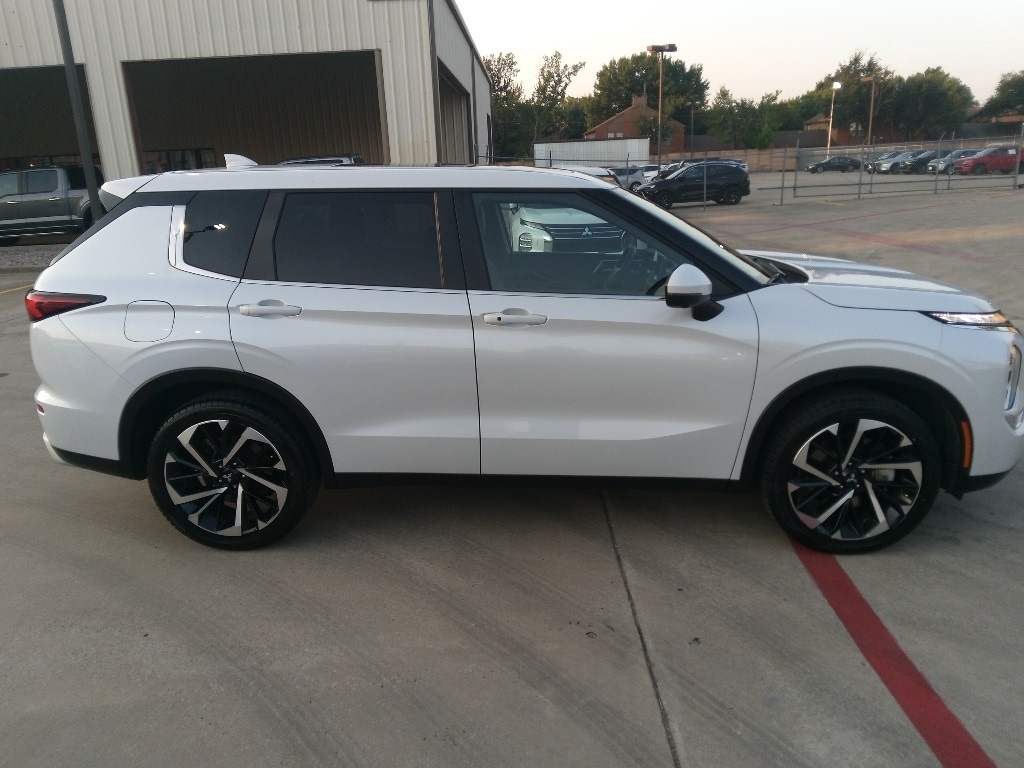 Thumbnail: 2024 Mitsubishi Outlander - 4