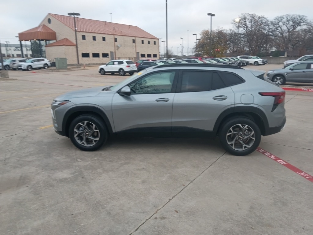 Thumbnail: 2025 Chevrolet Trax - 4