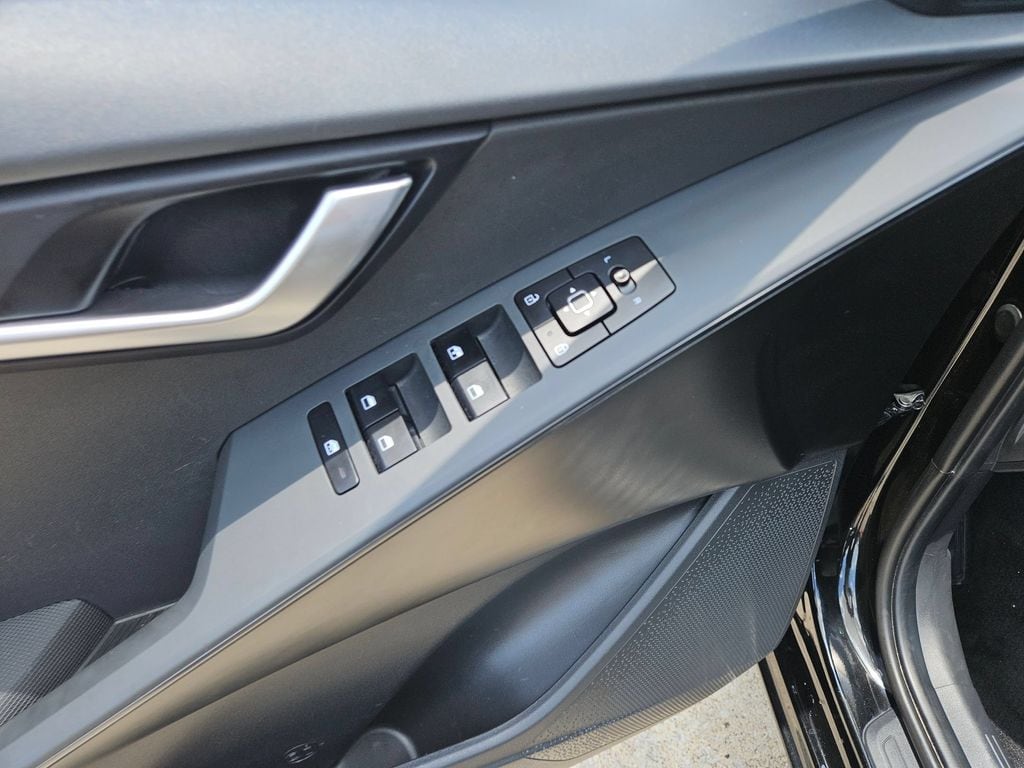 Thumbnail: 2025 Kia Niro - 15