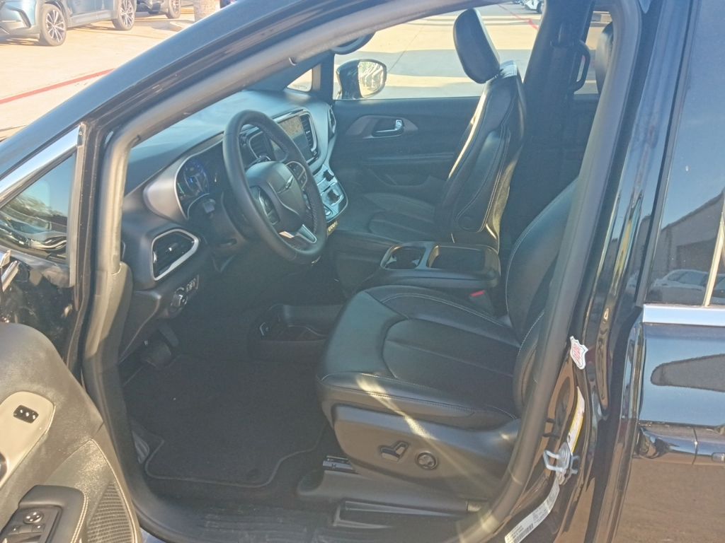 Thumbnail: 2025 Chrysler Pacifica - 3