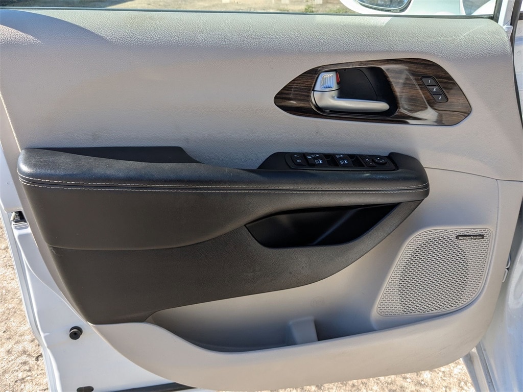 Thumbnail: 2021 Chrysler Pacifica - 11