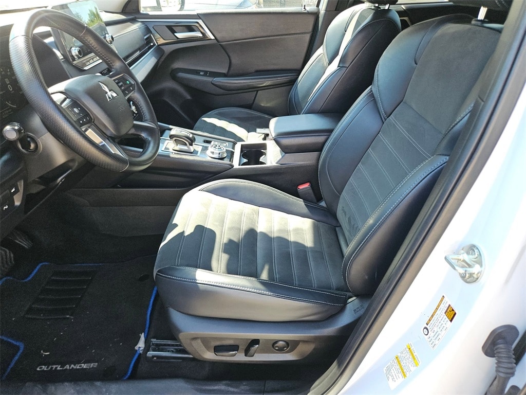 Thumbnail: 2023 Mitsubishi Outlander - 14