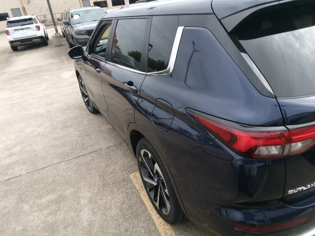 Thumbnail: 2023 Mitsubishi Outlander - 4