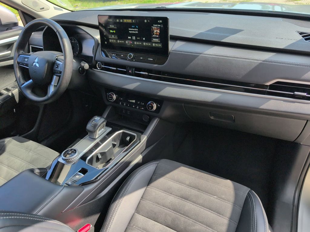 Thumbnail: 2025 Mitsubishi Outlander - 32