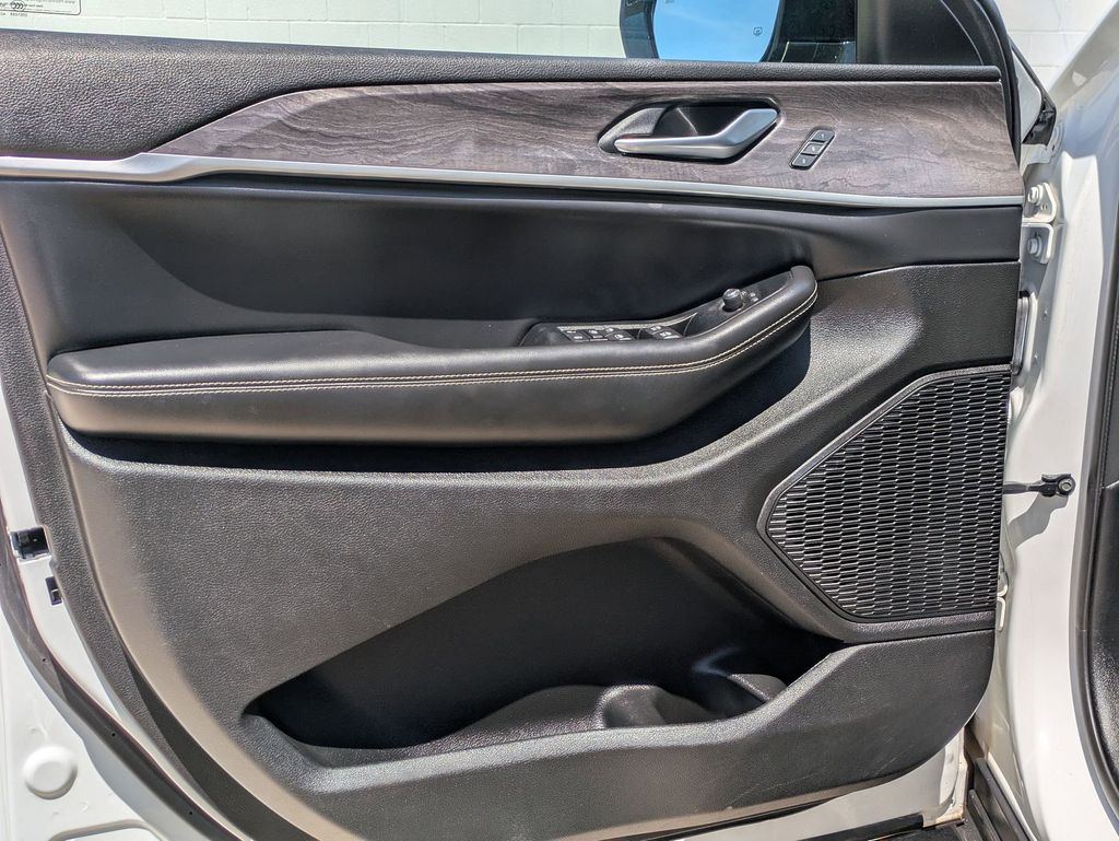 Thumbnail: 2023 Jeep Grand Cherokee - 11