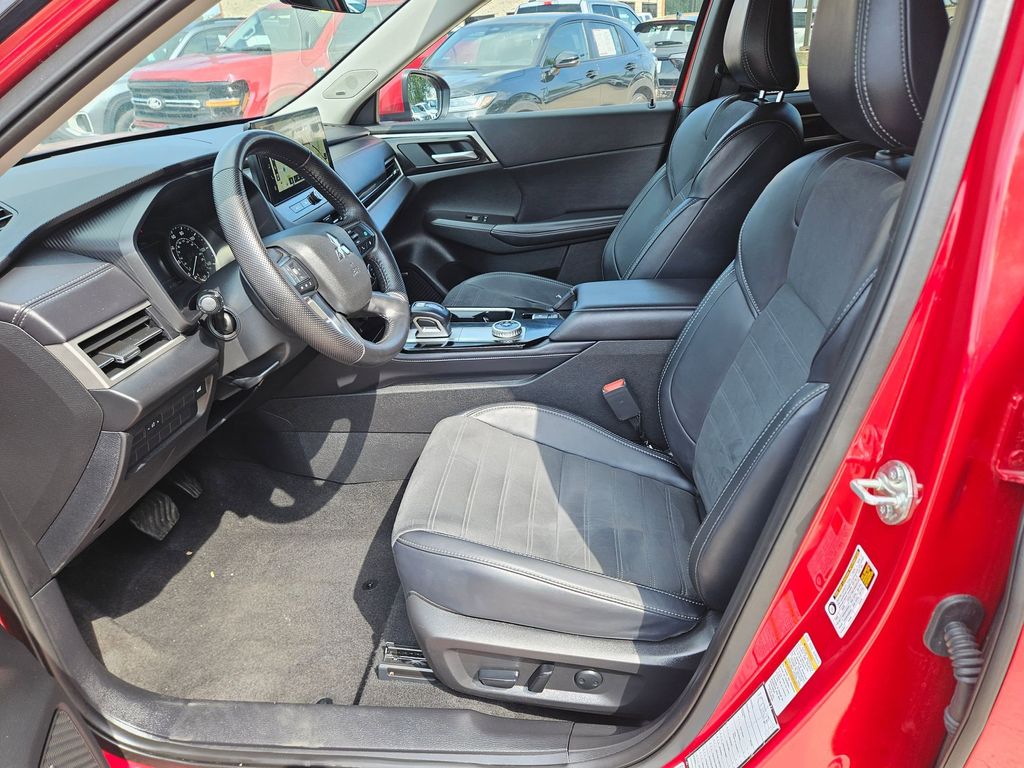 Thumbnail: 2025 Mitsubishi Outlander - 11