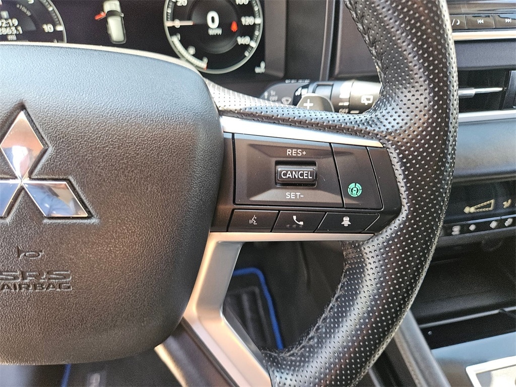 Thumbnail: 2023 Mitsubishi Outlander - 21