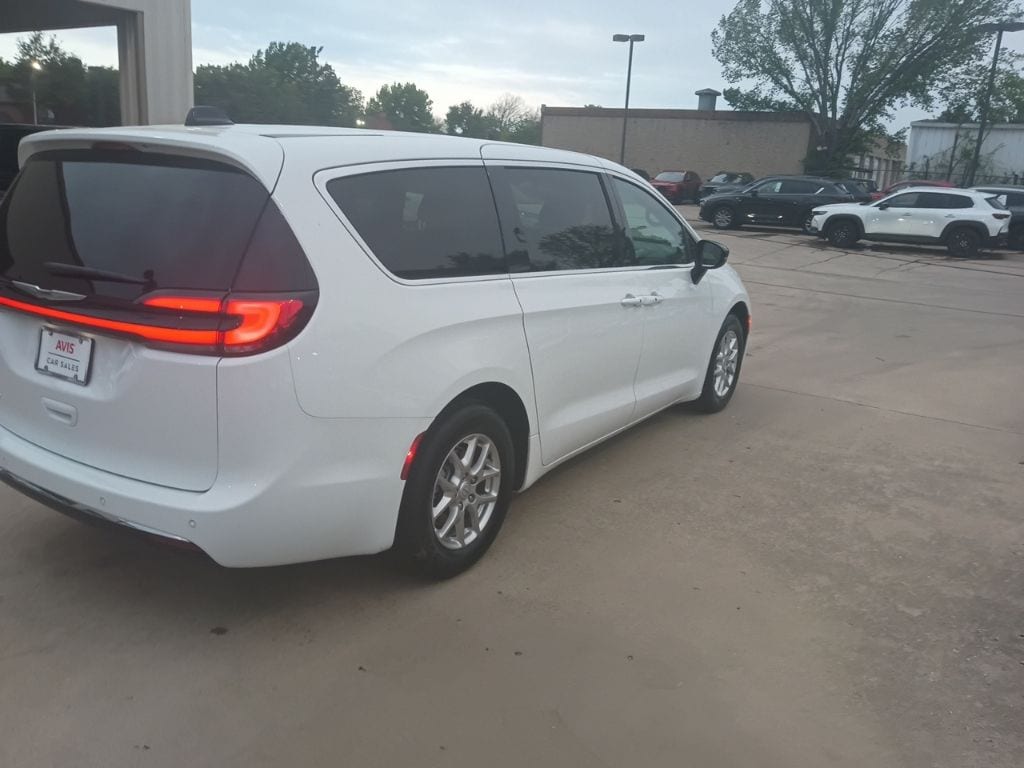 Thumbnail: 2025 Chrysler Pacifica - 9