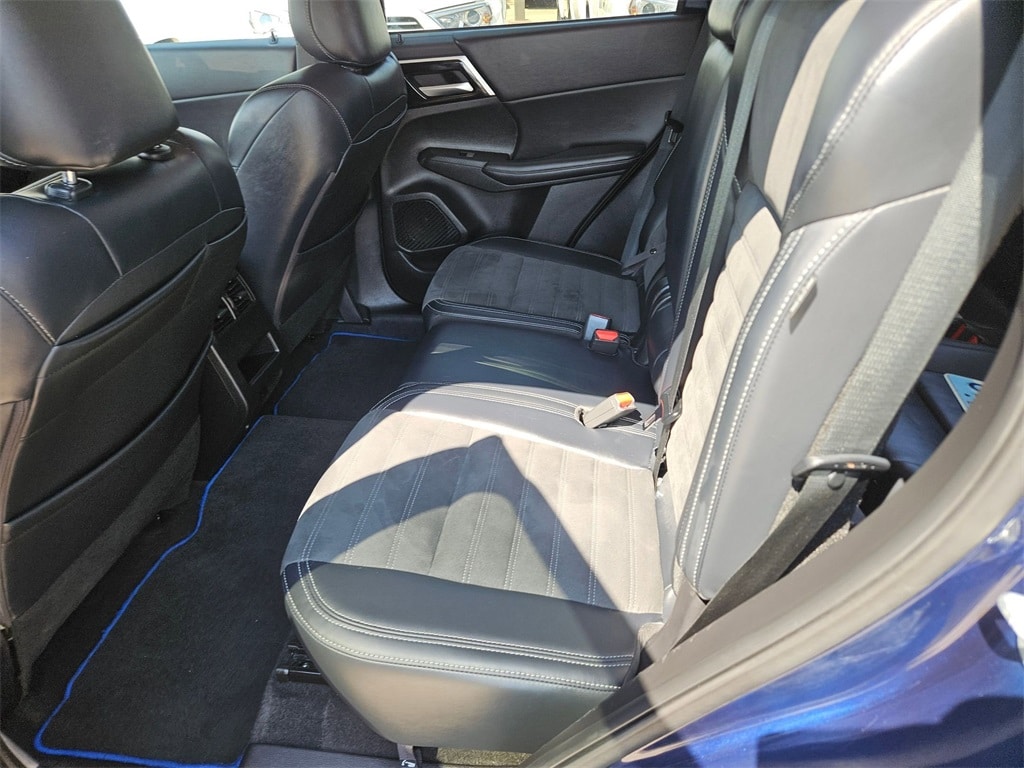 Thumbnail: 2023 Mitsubishi Outlander - 24