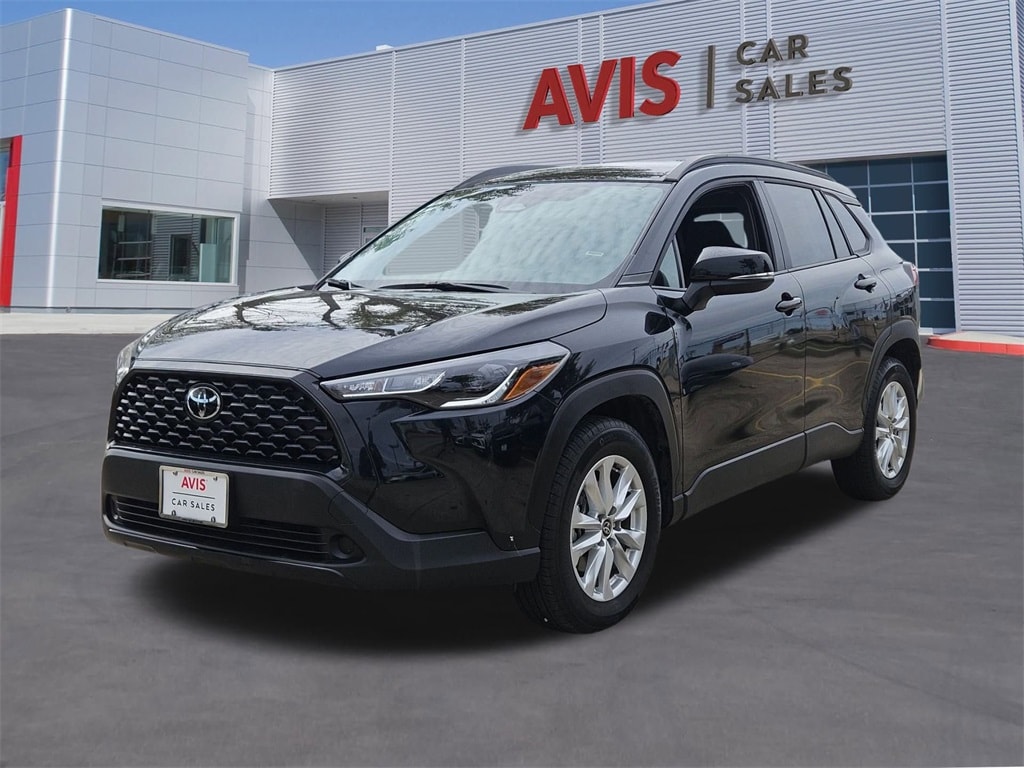 2025 Toyota Corolla Cross LE's photo