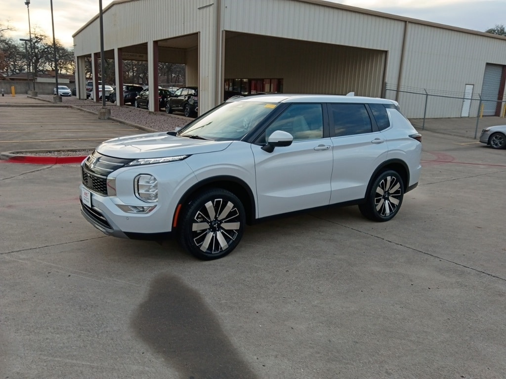 2025 Mitsubishi Outlander SE's photo