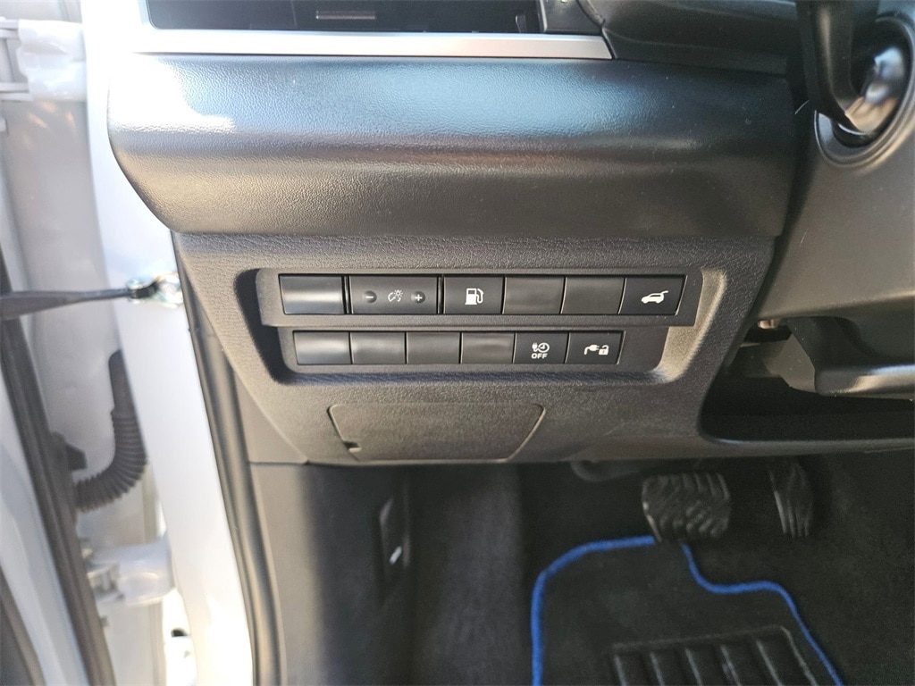 Thumbnail: 2023 Mitsubishi Outlander - 23