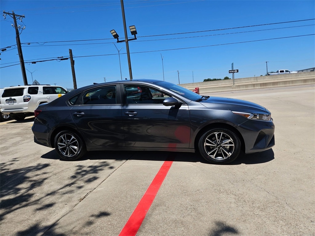 Thumbnail: 2024 Kia Forte - 4