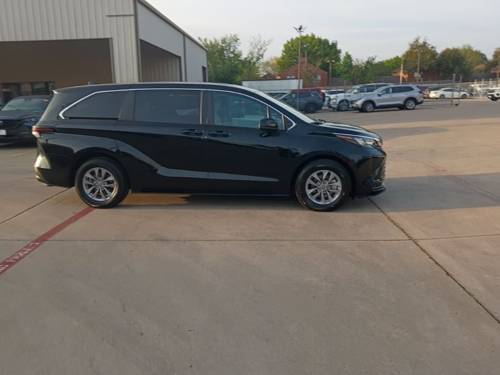 Thumbnail: 2025 Toyota Sienna - 7