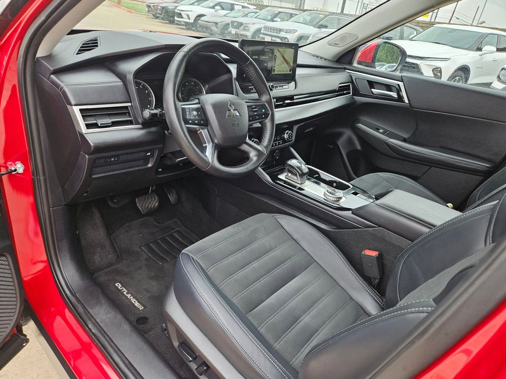 Thumbnail: 2025 Mitsubishi Outlander - 13