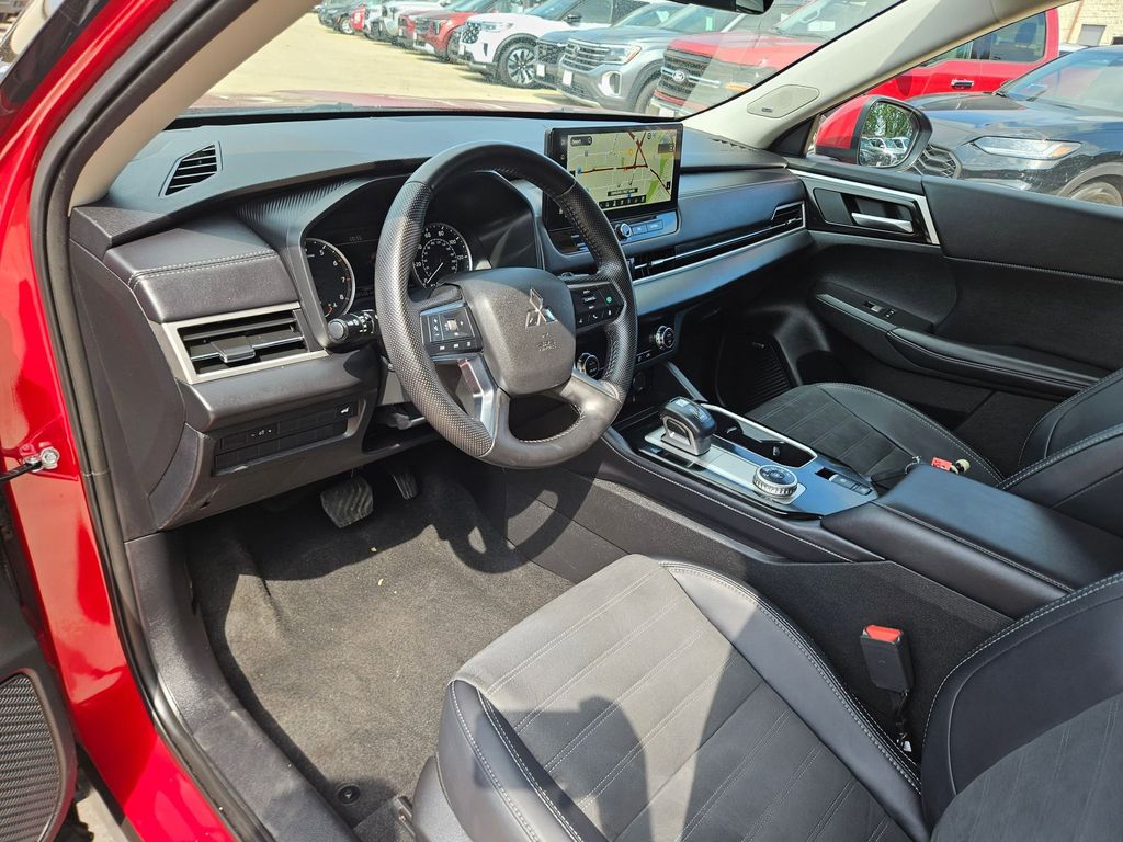 Thumbnail: 2025 Mitsubishi Outlander - 13