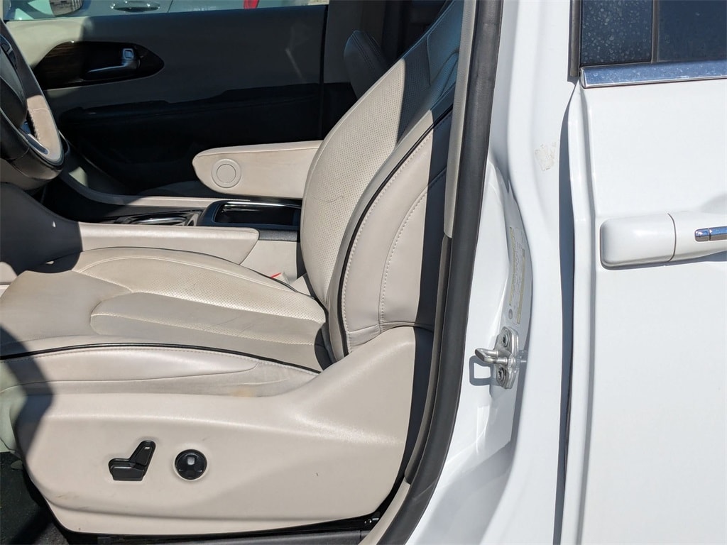 Thumbnail: 2021 Chrysler Pacifica - 23