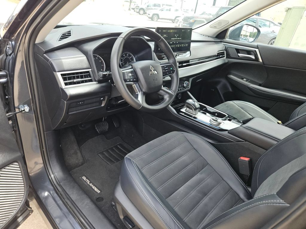 Thumbnail: 2025 Mitsubishi Outlander - 13