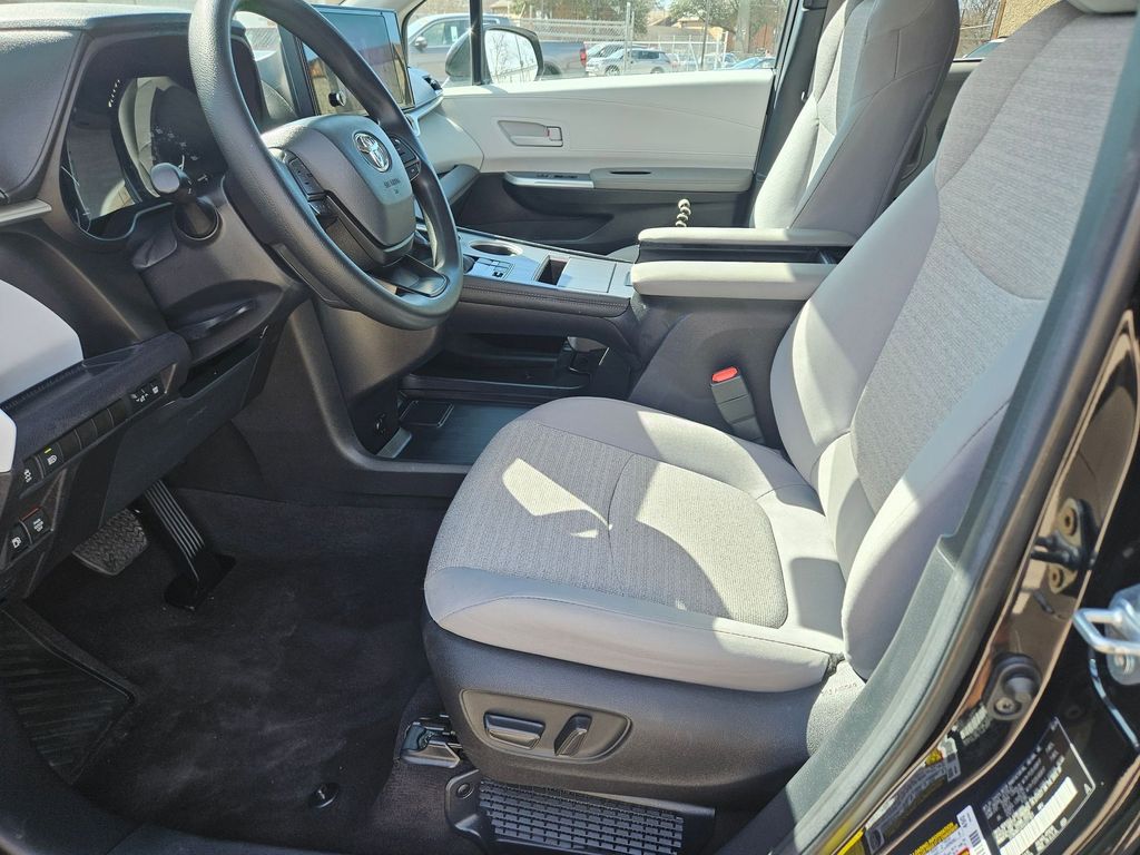 Thumbnail: 2025 Toyota Sienna - 11