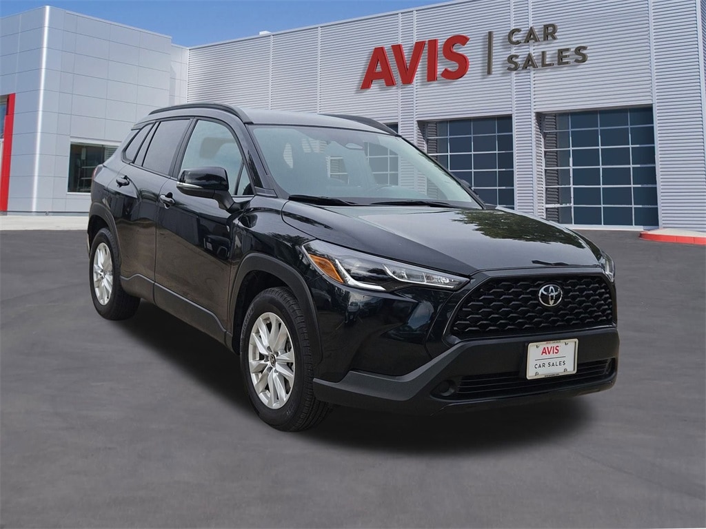 2025 Toyota Corolla Cross LE photo 2