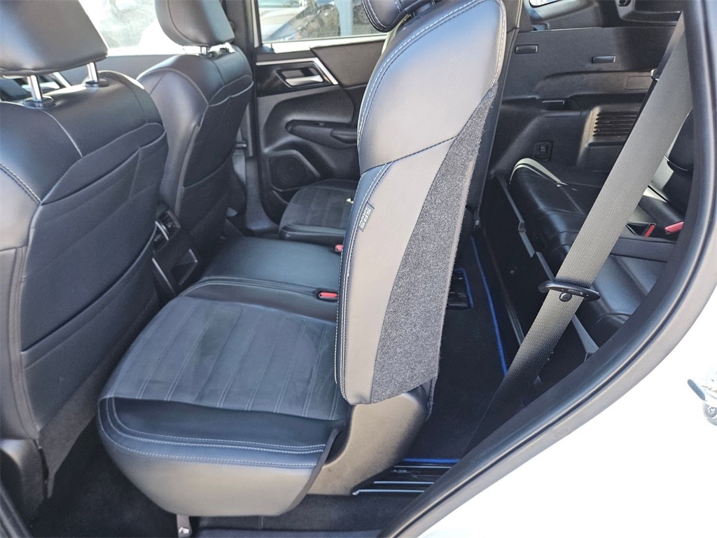 Thumbnail: 2023 Mitsubishi Outlander - 24