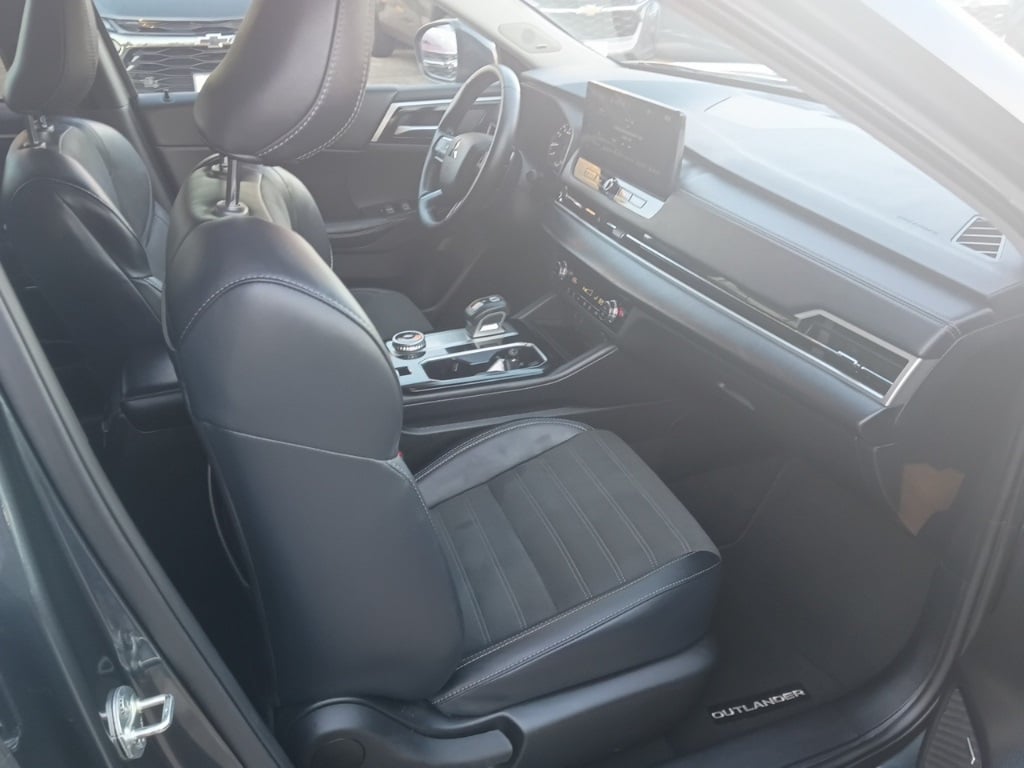 Thumbnail: 2025 Mitsubishi Outlander - 8