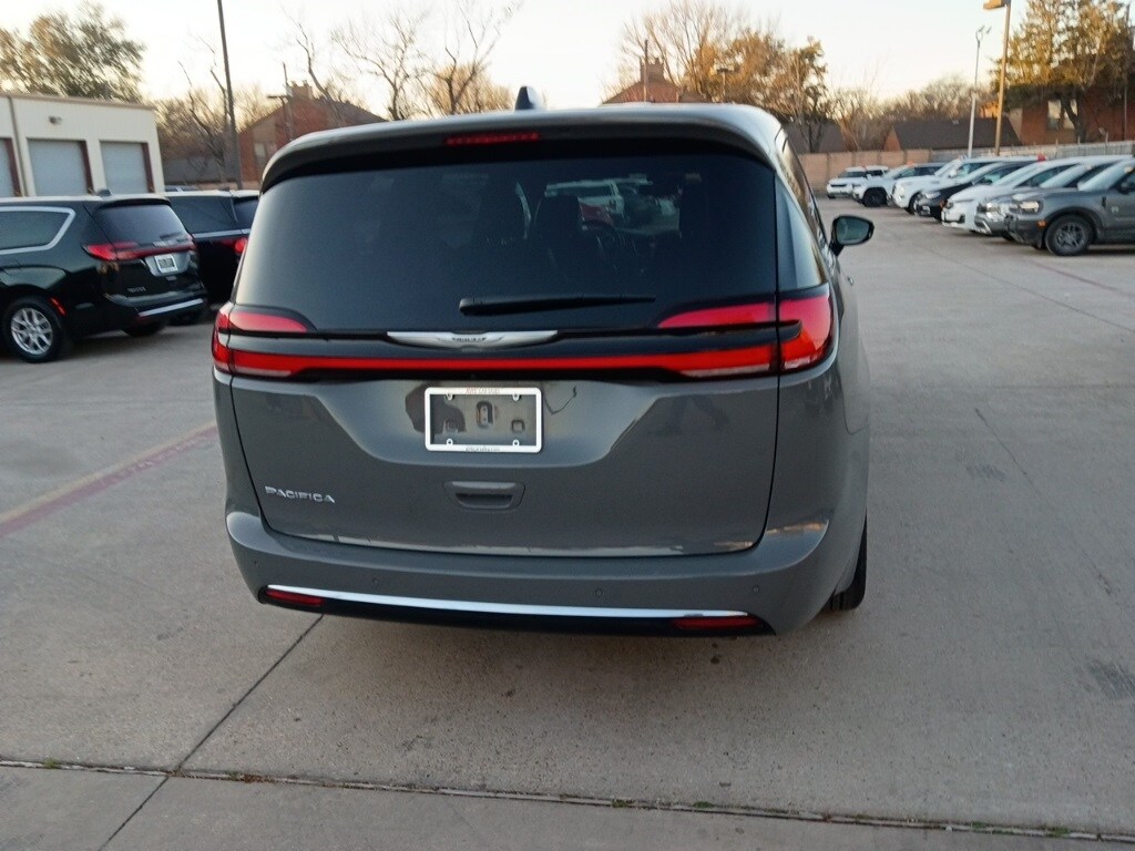 Thumbnail: 2025 Chrysler Pacifica - 10