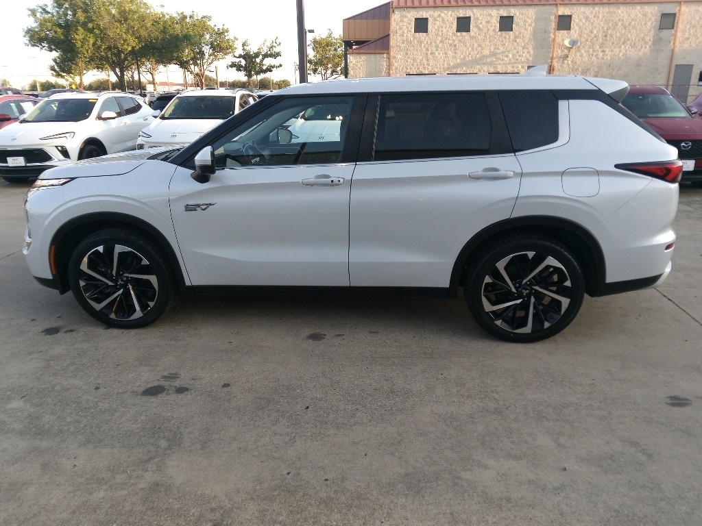 Thumbnail: 2023 Mitsubishi Outlander - 8
