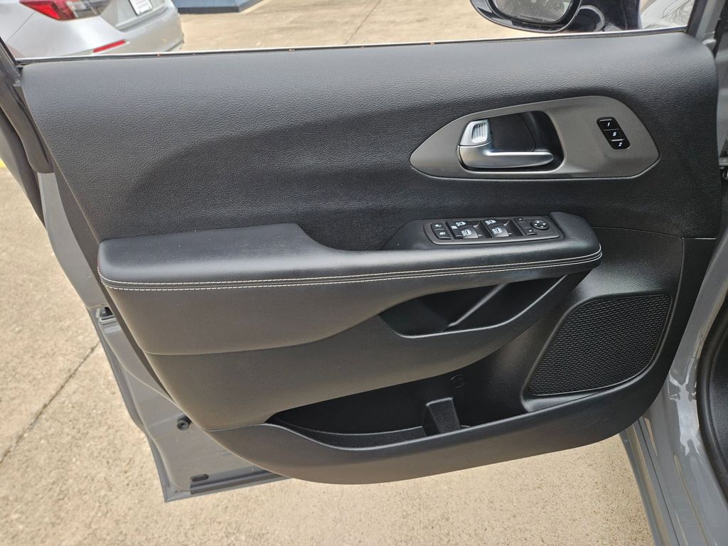 Thumbnail: 2025 Chrysler Pacifica - 14