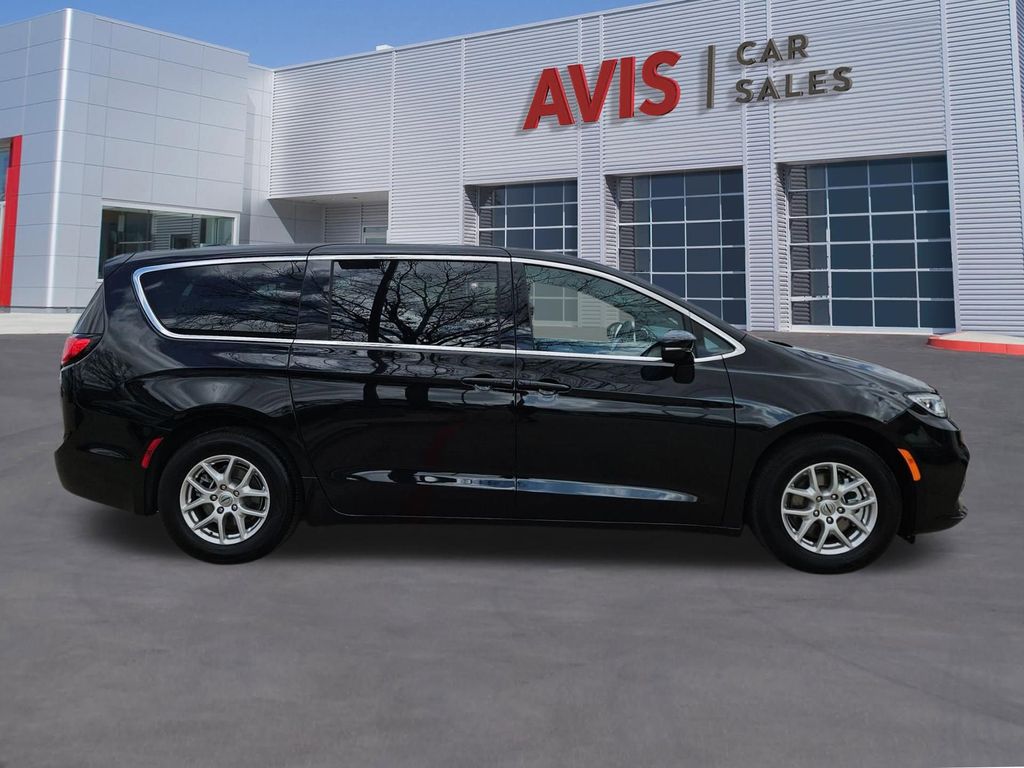 Thumbnail: 2025 Chrysler Pacifica - 7