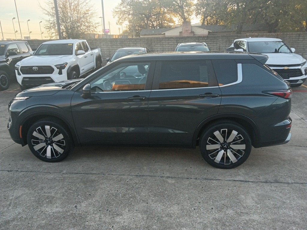 Thumbnail: 2025 Mitsubishi Outlander - 4