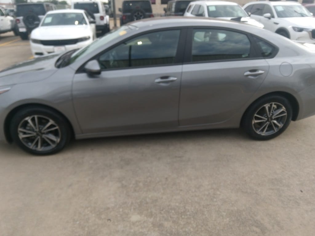 Thumbnail: 2024 Kia Forte - 3