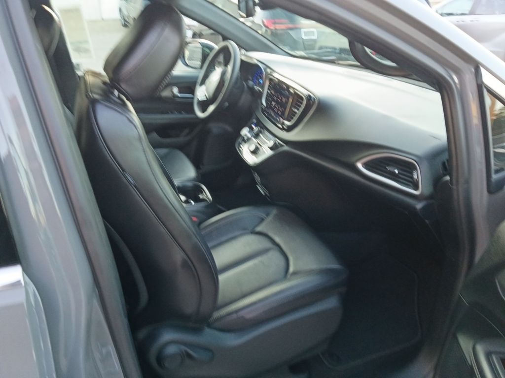 Thumbnail: 2025 Chrysler Pacifica - 8