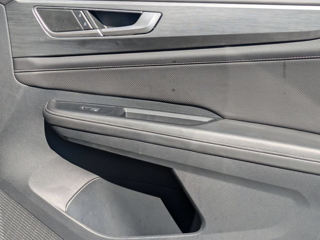 2025 Volkswagen Atlas Cross Sport SE w/Tech - Photo 32