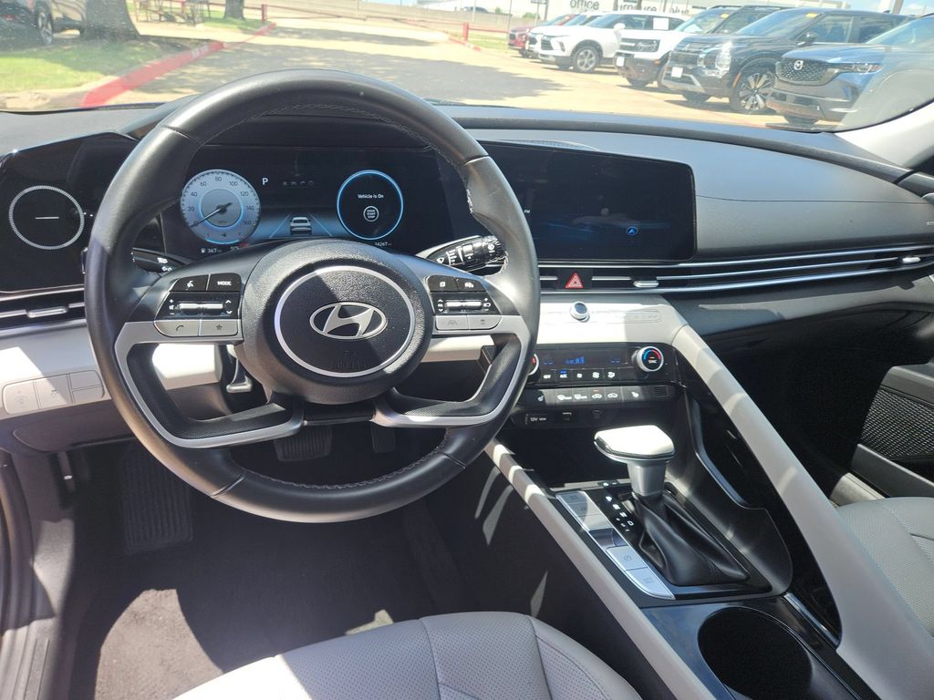 Thumbnail: 2025 Hyundai Elantra - 17