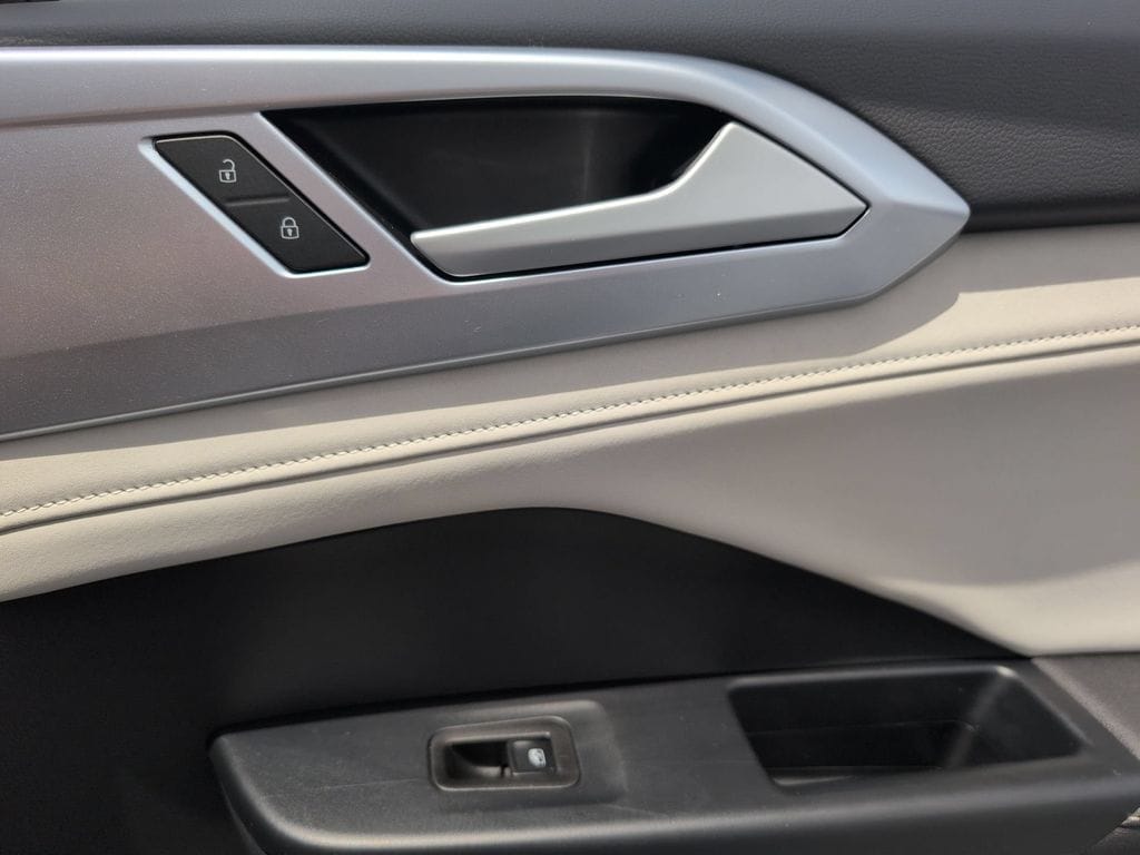 2025 Volkswagen Taos SE - Photo 33