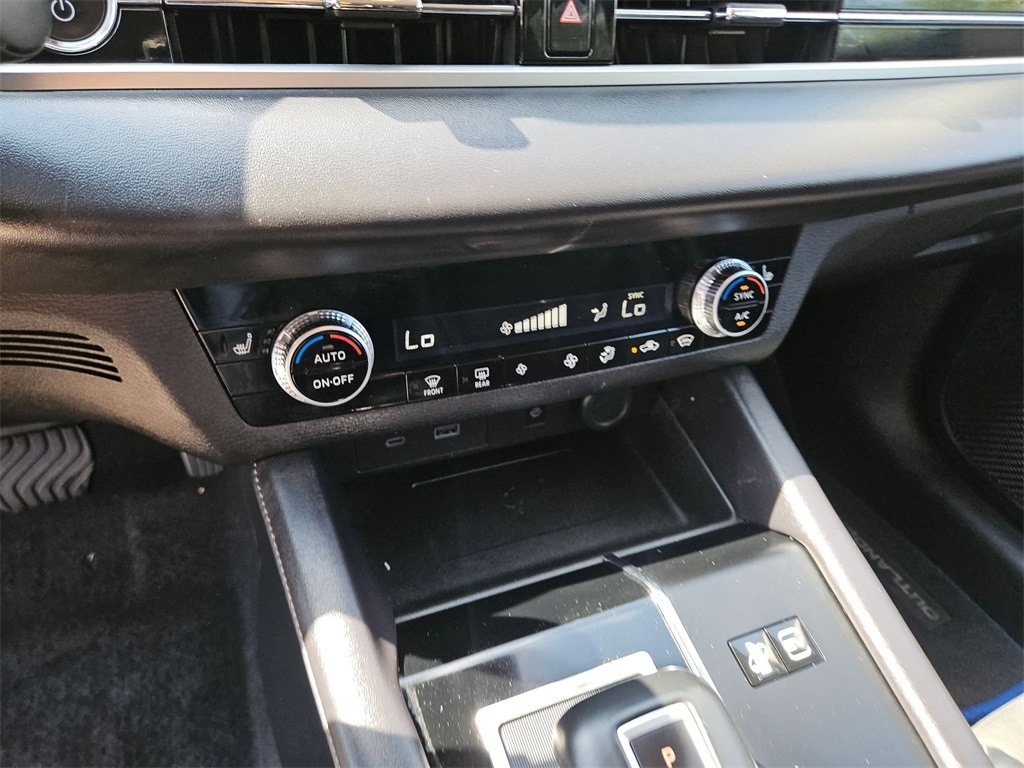 Thumbnail: 2023 Mitsubishi Outlander - 18