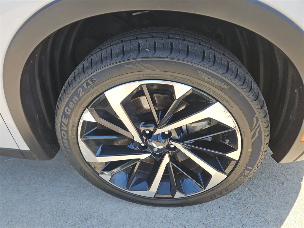 Thumbnail: 2023 Mitsubishi Outlander - 32