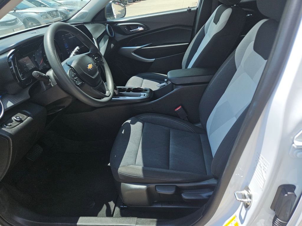 Thumbnail: 2025 Chevrolet Trax - 11