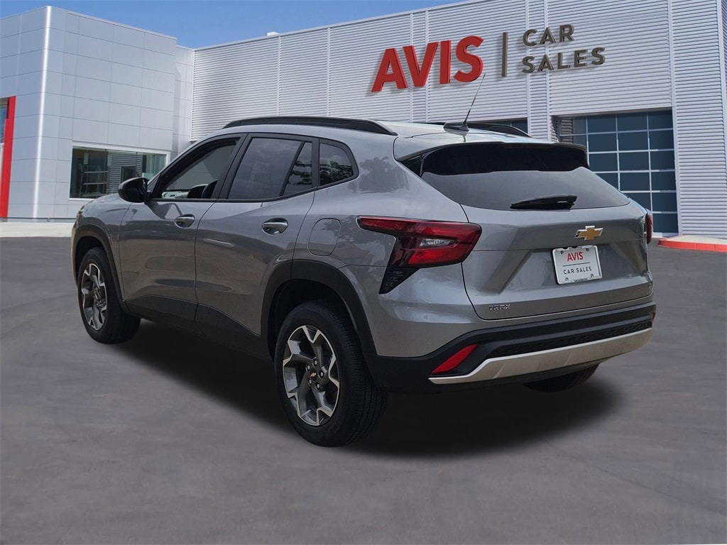 2025 Chevrolet Trax LT photo 2