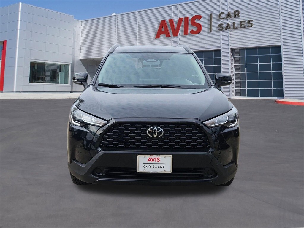 2025 Toyota Corolla Cross LE photo 3