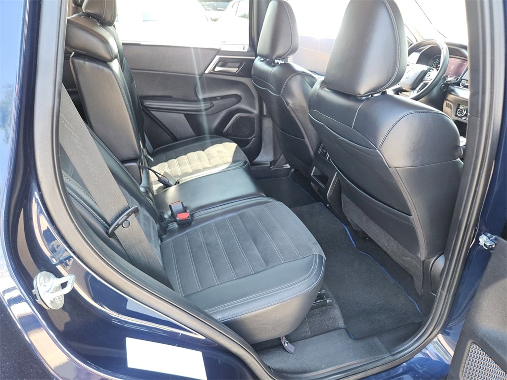 Thumbnail: 2023 Mitsubishi Outlander - 28