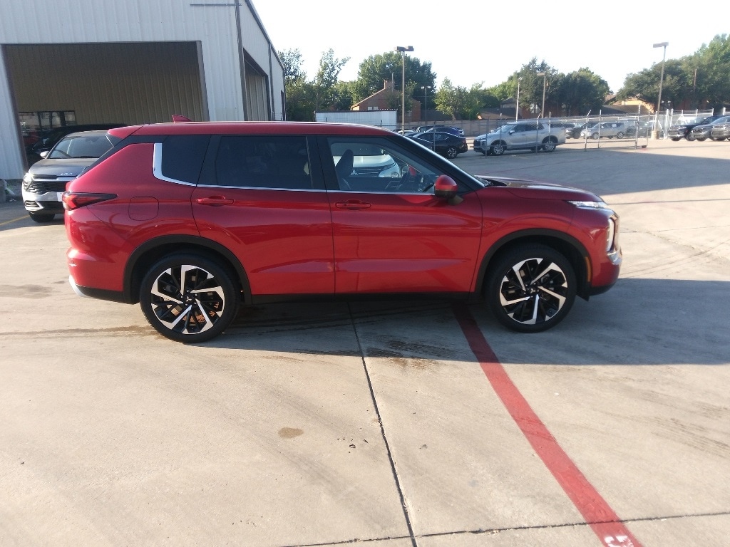 Thumbnail: 2024 Mitsubishi Outlander - 4