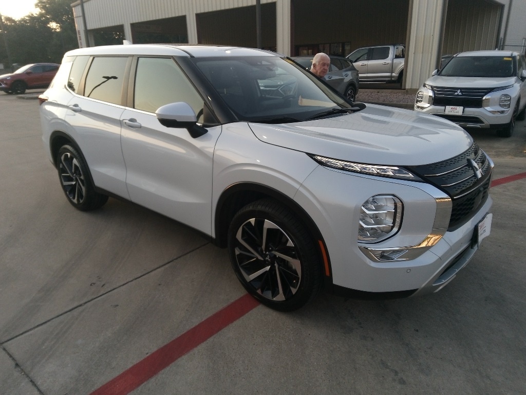 Thumbnail: 2024 Mitsubishi Outlander - 3