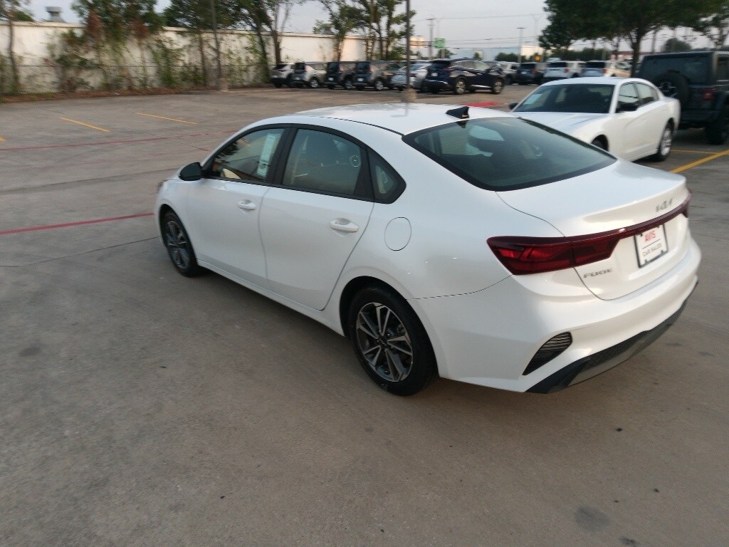 Thumbnail: 2024 Kia Forte - 4