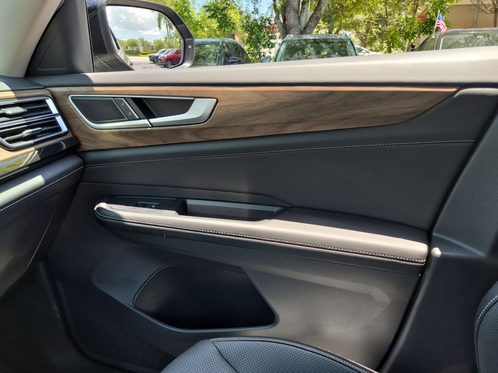 2025 Volkswagen Atlas SE w/Tech - Photo 33