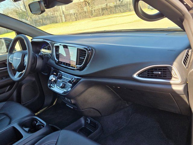 Thumbnail: 2025 Chrysler Pacifica - 30