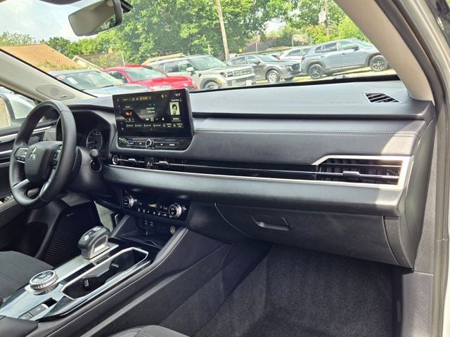 Thumbnail: 2025 Mitsubishi Outlander - 31