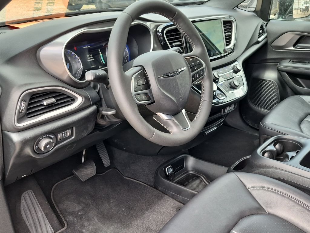 Thumbnail: 2025 Chrysler Pacifica - 6