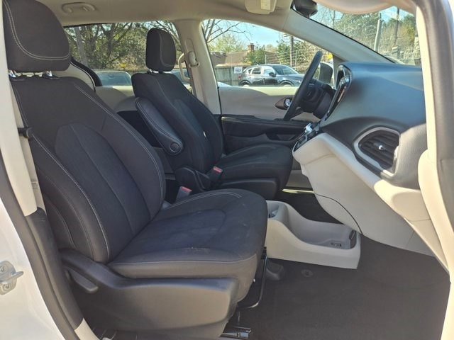 Thumbnail: 2023 Chrysler Voyager - 29